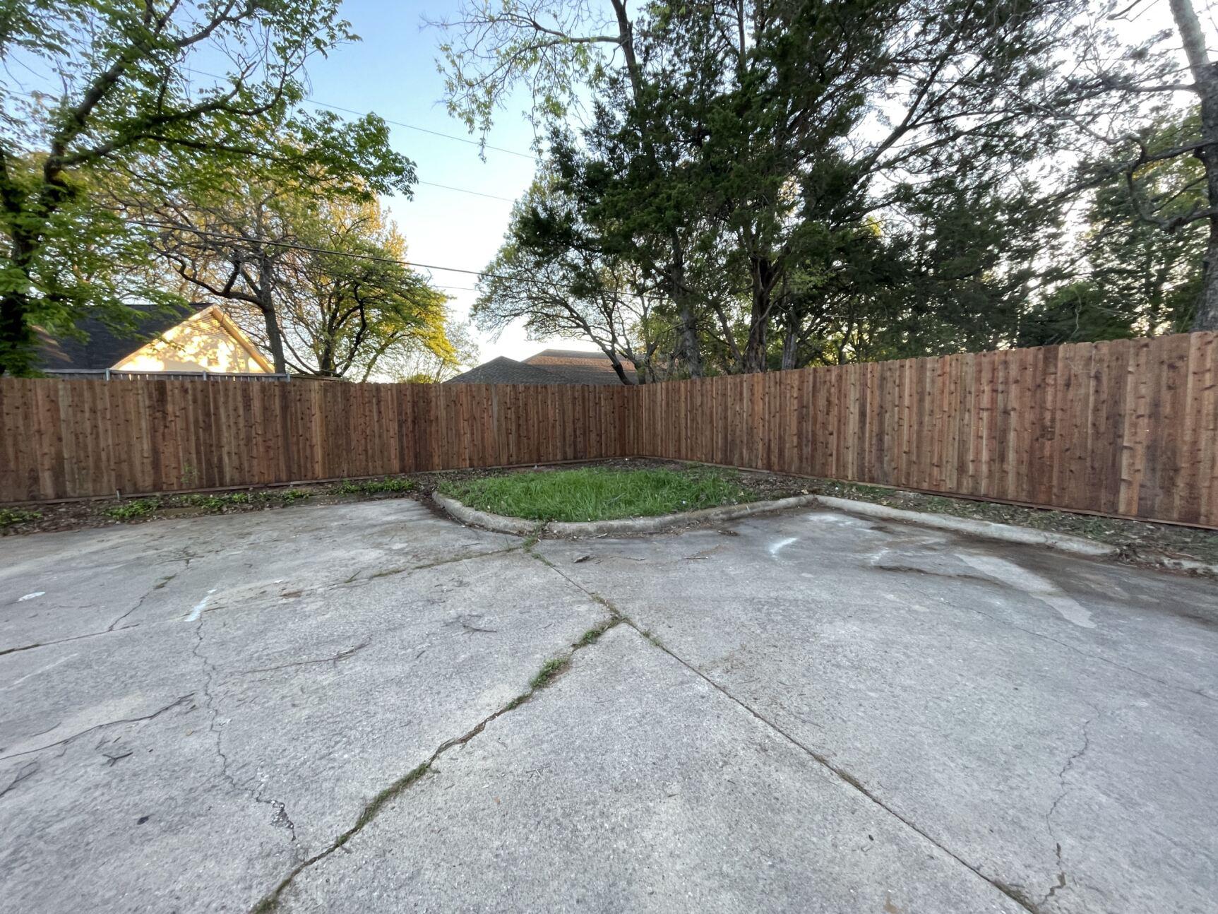 293LF 6' Cedar Privacy Fence with Stain & Rot Board