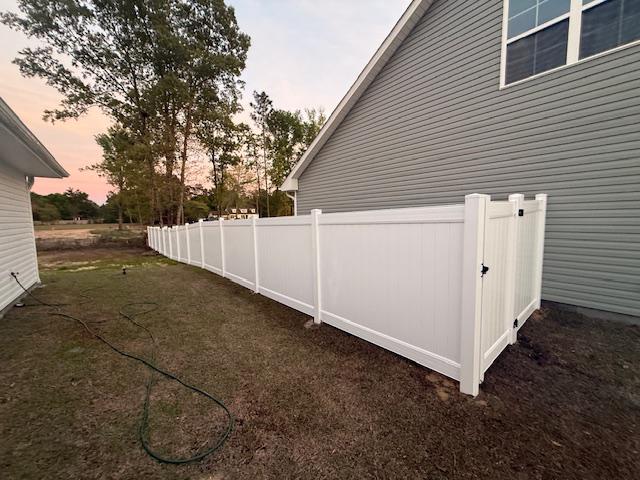 white vinyl privacy fence installed by top rail fence