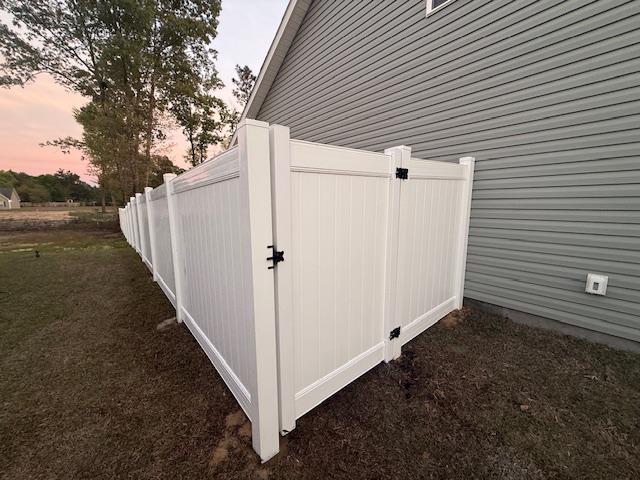 white vinyl privacy fence installed by top rail fence