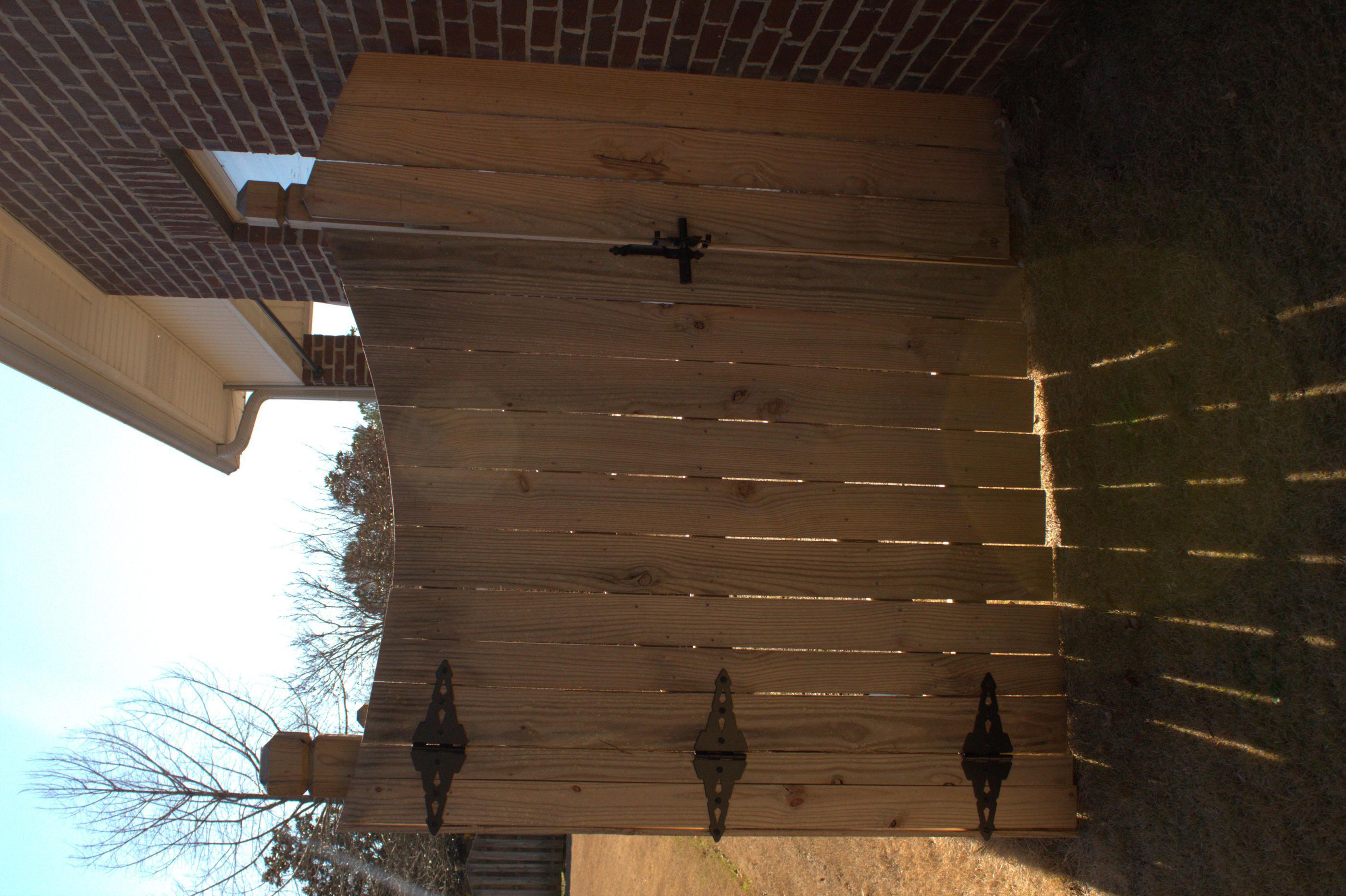 scalloped wood privacy fence installed by top rail fence