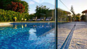 Glass pool fence
