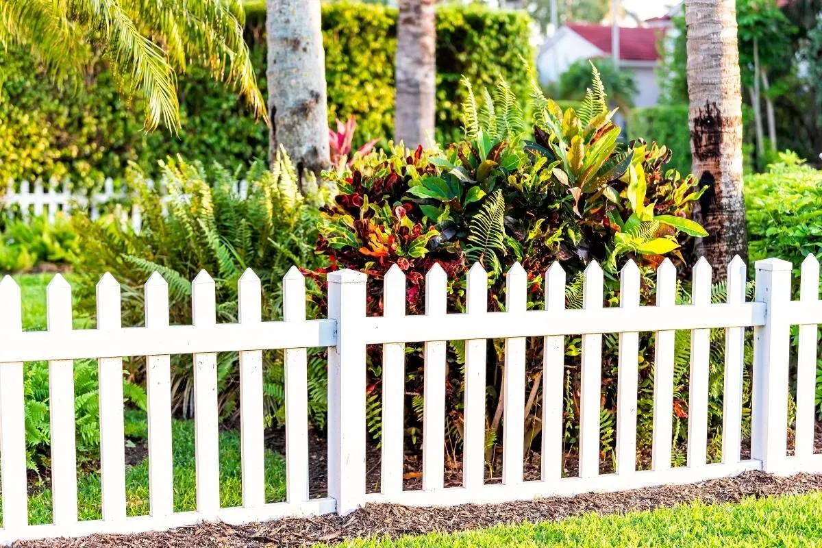 Boca Raton Front Yard Fence Rules: What Homeowners Need to Know About Hedges, Buffers & Visibility