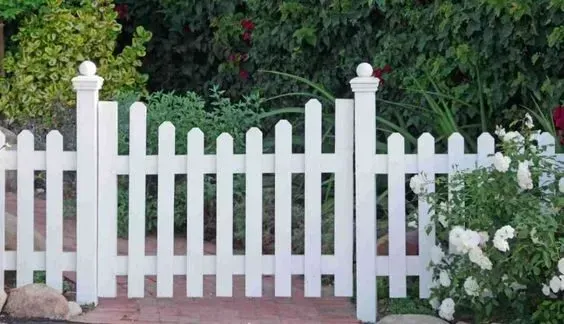 dog ear picket vinyl fence by Top Rail Fence