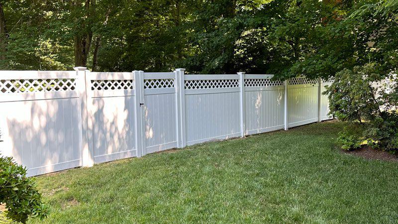 vinyl privacy fence with lattice trim