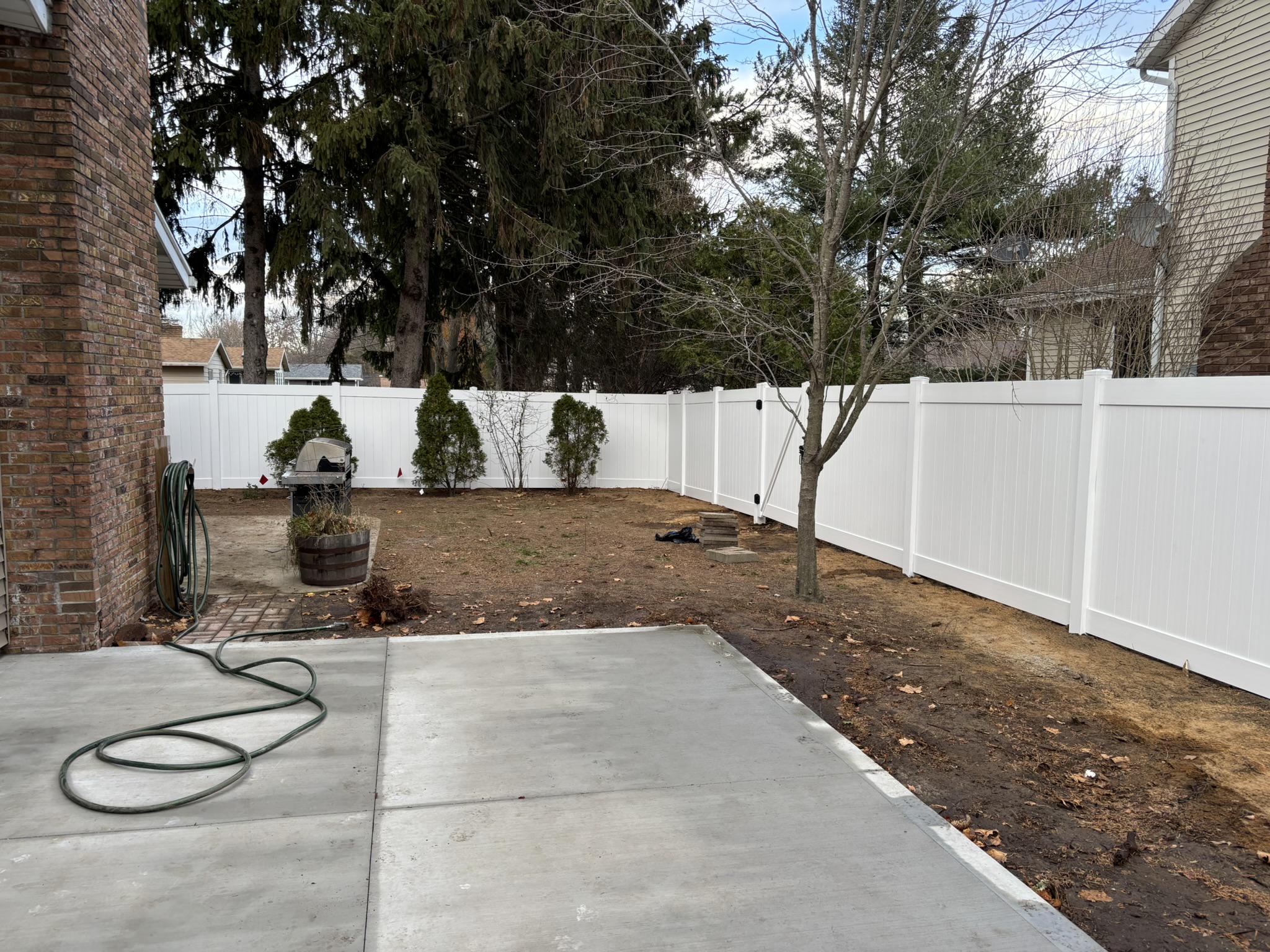 vinyl privacy fence installed by top rail fence