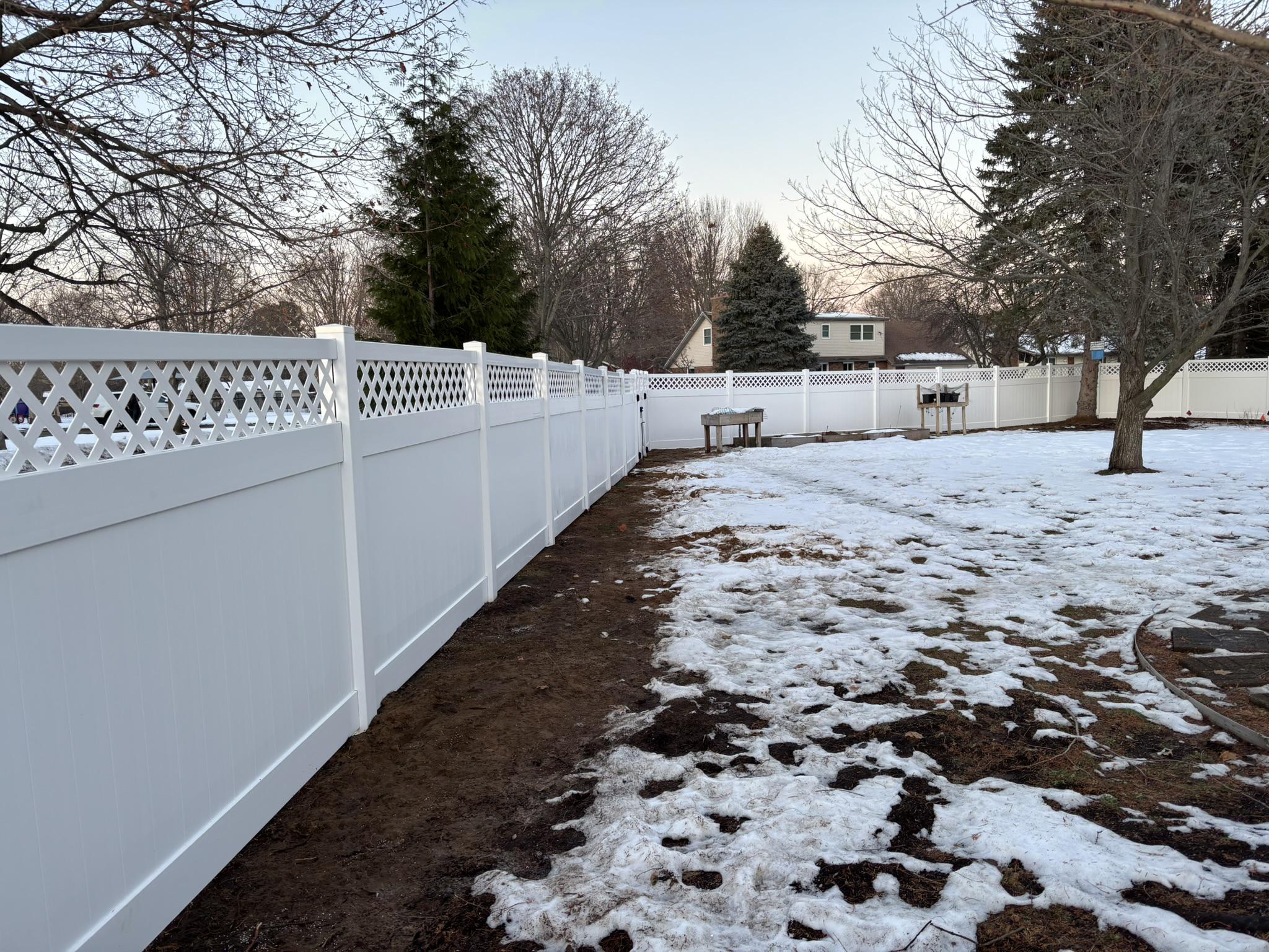 6'H White Vinyl Privacy with Lattice
