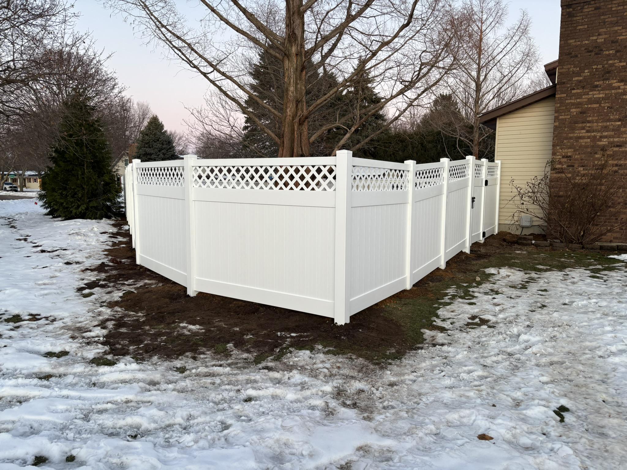  lattice top vinyl fence installed by top rail fence