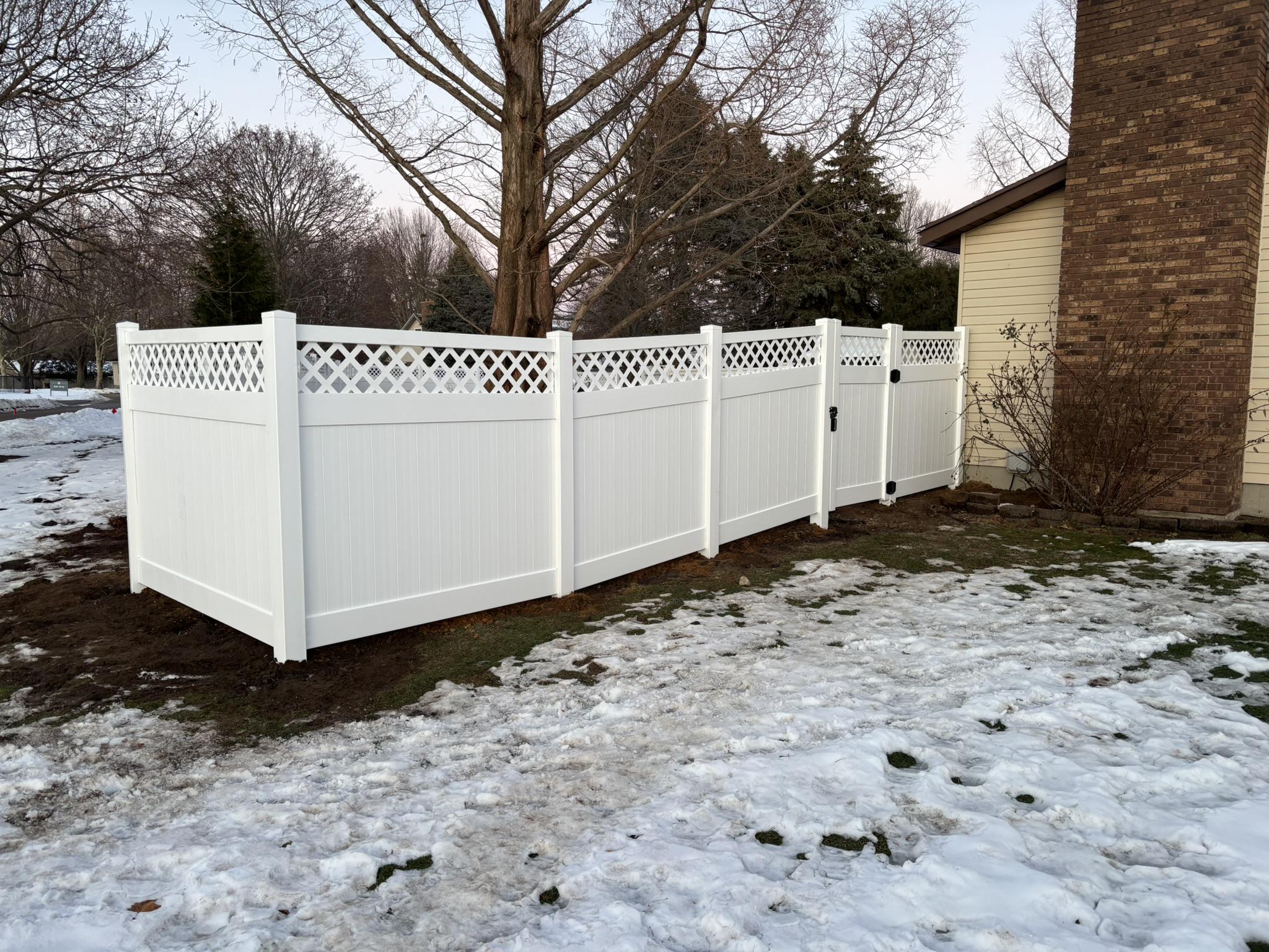  lattice top vinyl fence installed by top rail fence