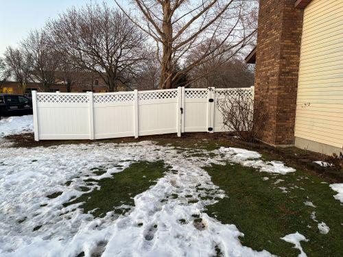 white vinyl privacy fence with lattice