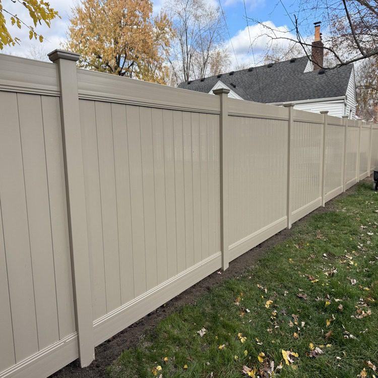 grey vinyl fence in northern detroit