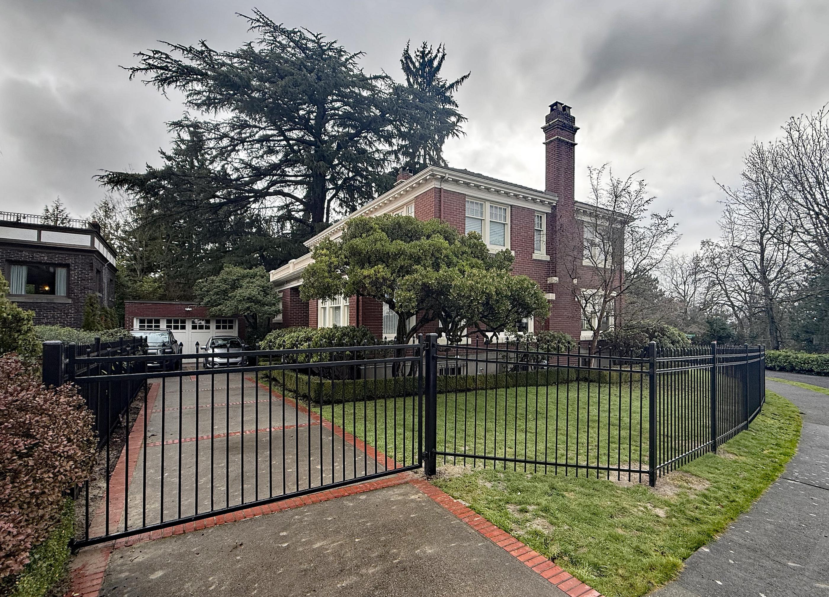 ornamental metal picket fence installed by top rail fence