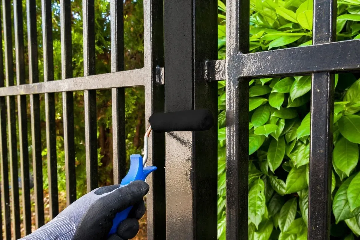 How to Paint a Metal Fence in Eight Steps