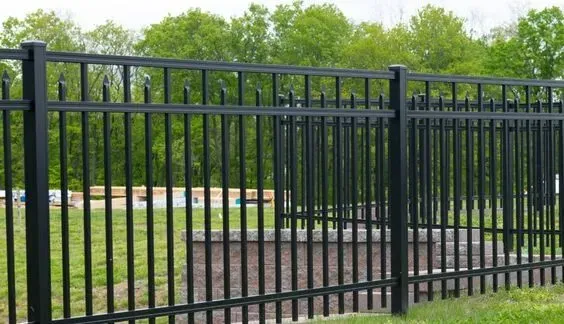 Smooth Top Fence with Spear Pickets 