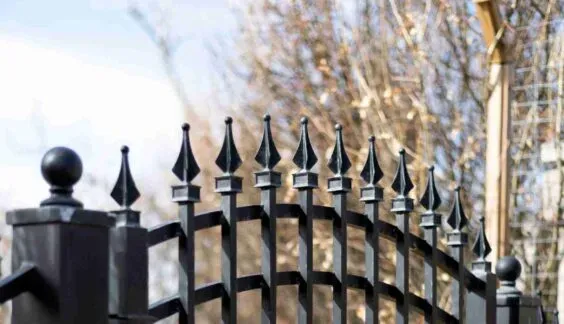 Staggered Spear Pickets 