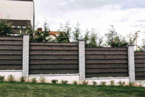 stepped-horizontal-privacy-fence-ideas