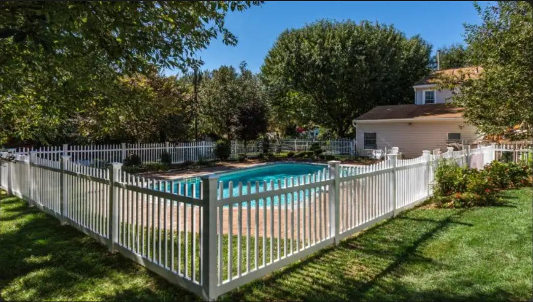 Vinyl fence layout strategies for South Jersey yards with pool areas and open sightlines