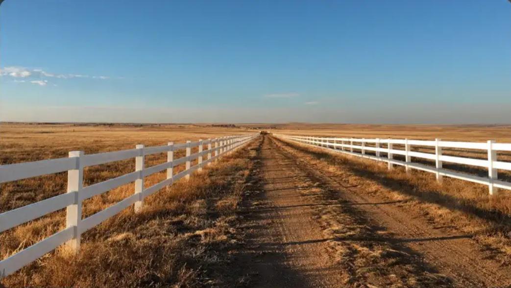 Vinyl fencing sightline planning for long rural driveways across the Texas Panhandle