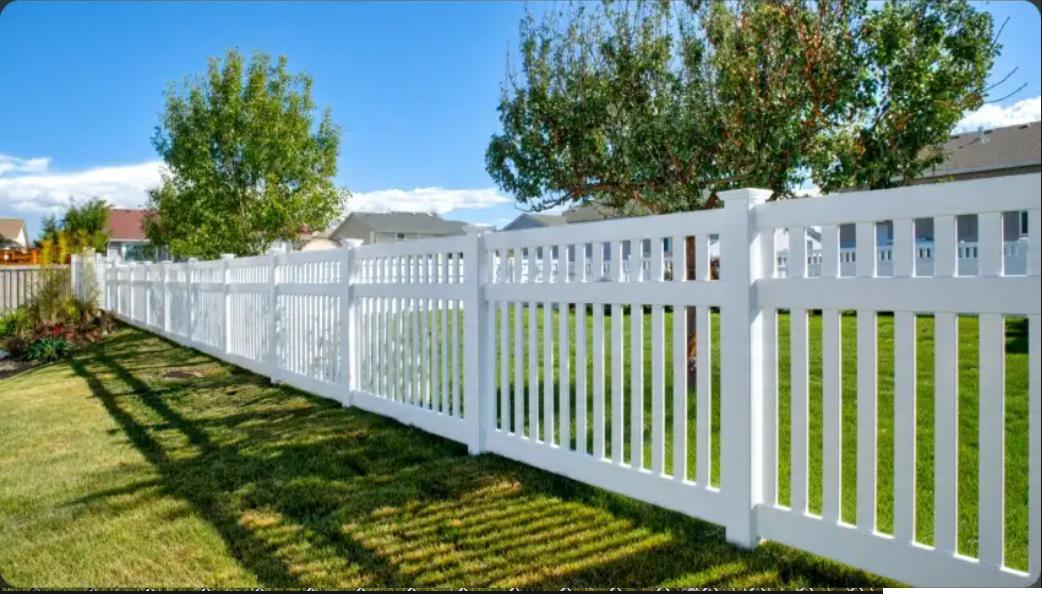How Oklahoma City wind corridors influence vinyl fencing placement across open yards