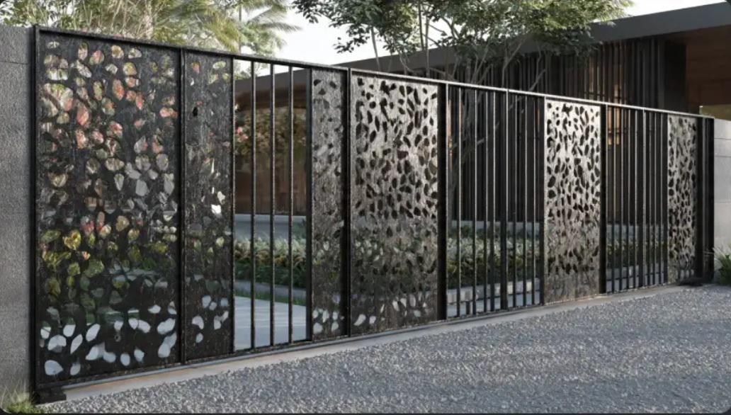 Where metal fencing creates visual “openings” instead of barriers in Fort Lauderdale layouts