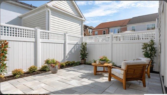 Vinyl fencing designs that make Louisville courtyards feel bigger without expanding the footprint