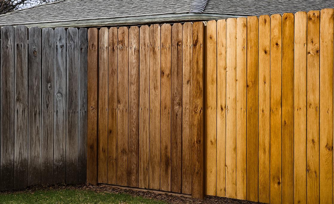 Why Traditional Wood Fences in Des Moines Show Uneven Wear First