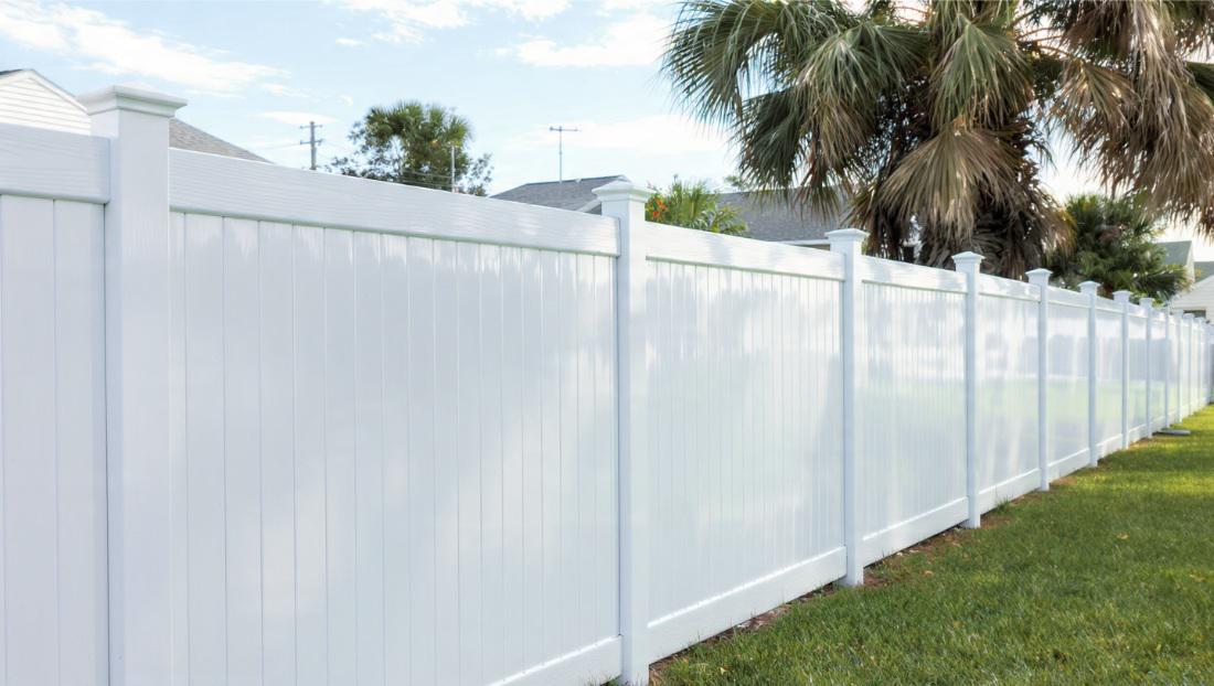 How Vinyl Fences in Wilmington Respond to Salt Air Over a Full Summer