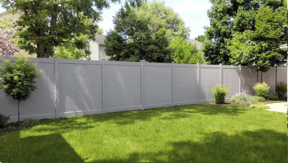 From Family Gatherings to Quiet Evenings: How Vinyl Fencing Shapes Backyard Comfort in Louisville