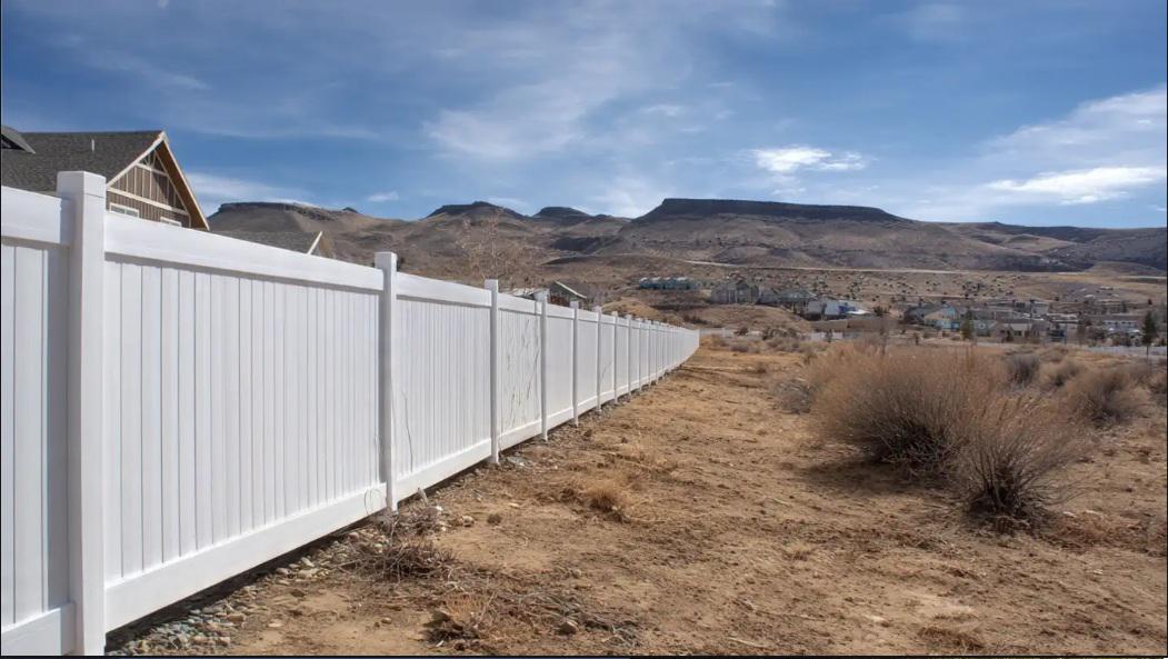 Vinyl fencing in Tri-Cities as a stabilizing choice in areas with temperature swings and dry conditions