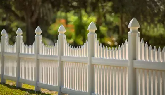 Scalloped vinyl picket fence
