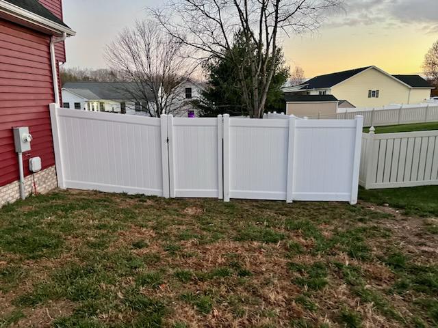 vinyl privacy fence installed by top rail fence