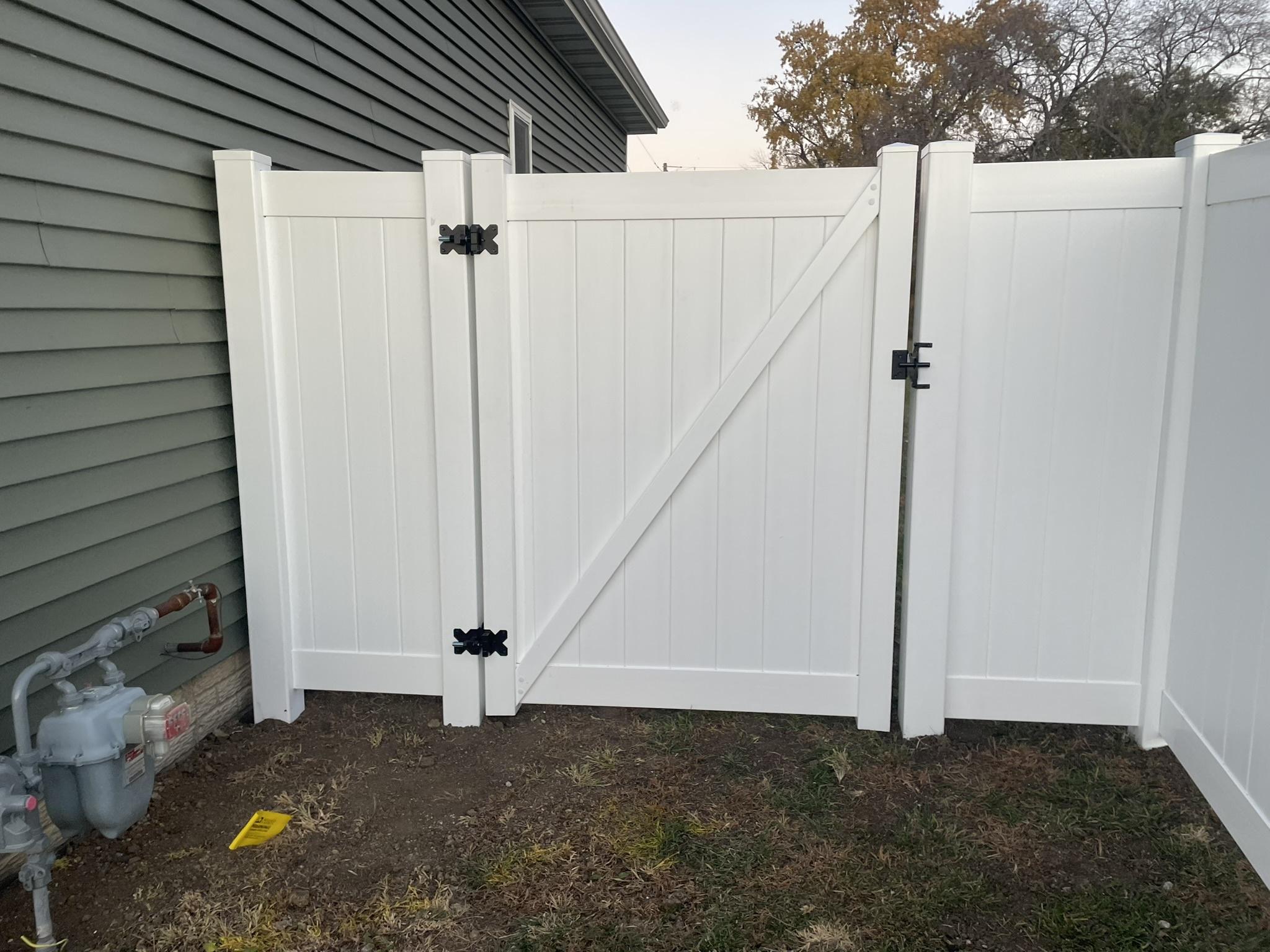 vinyl privacy fence installed by top rail fence