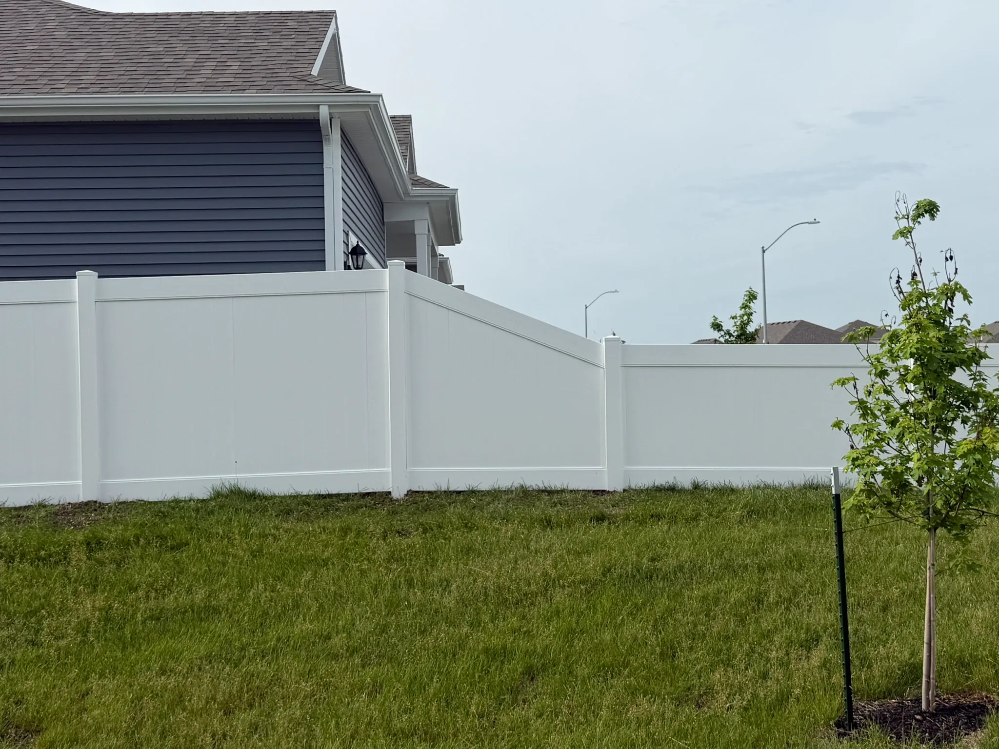 vinyl privacy fence installed by top rail fence