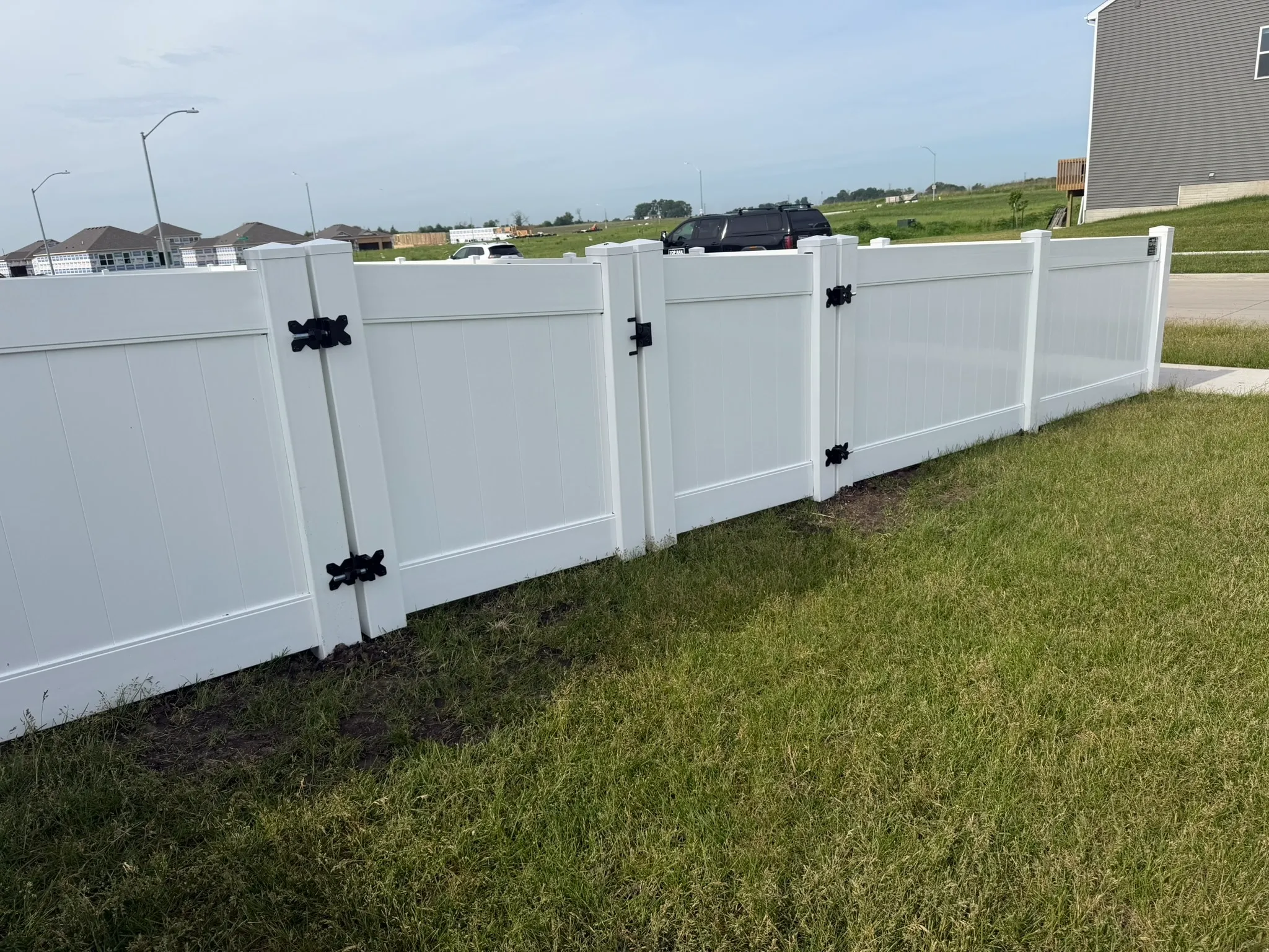 vinyl privacy fence installed by top rail fence