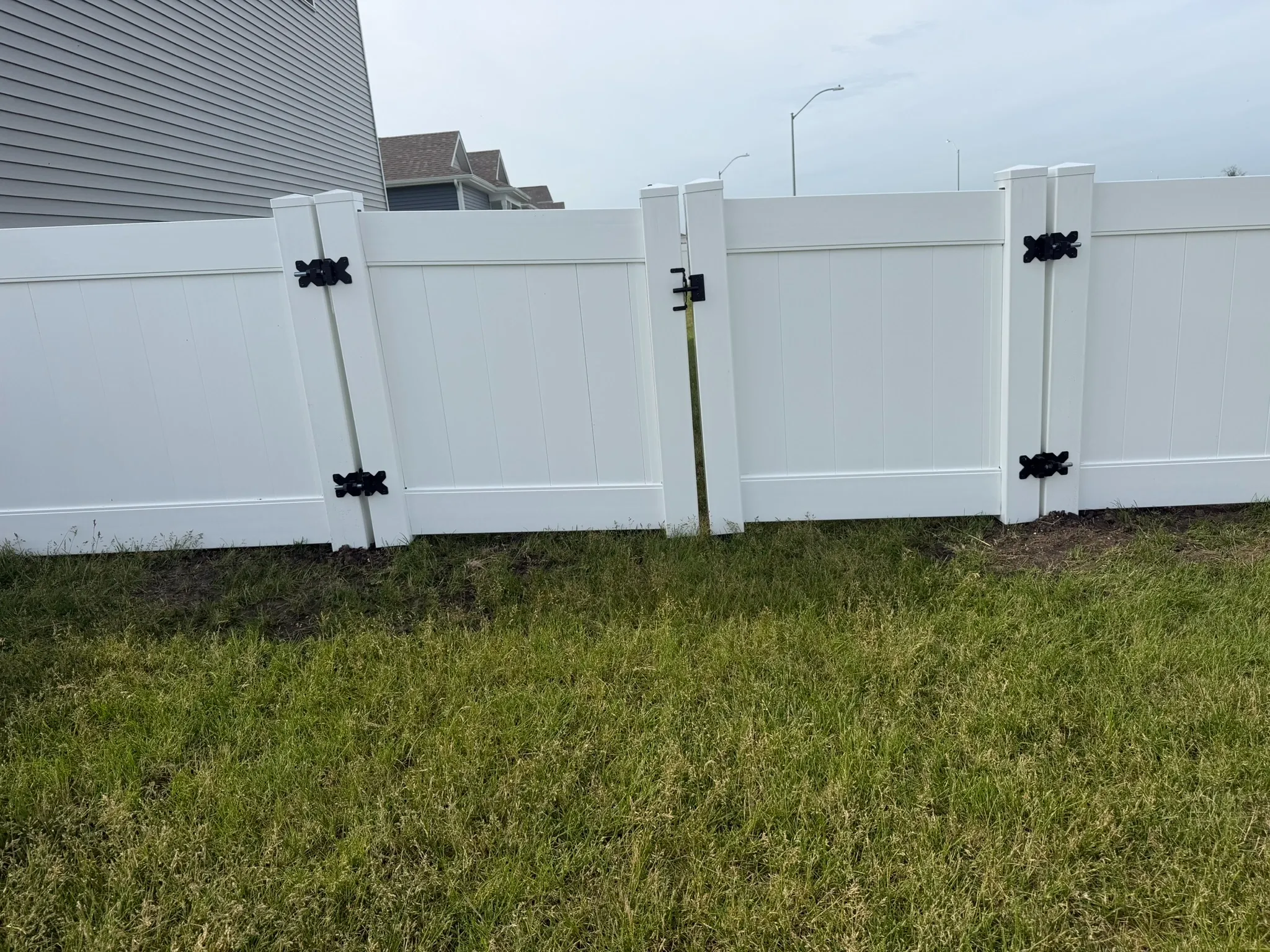 vinyl privacy fence installed by top rail fence