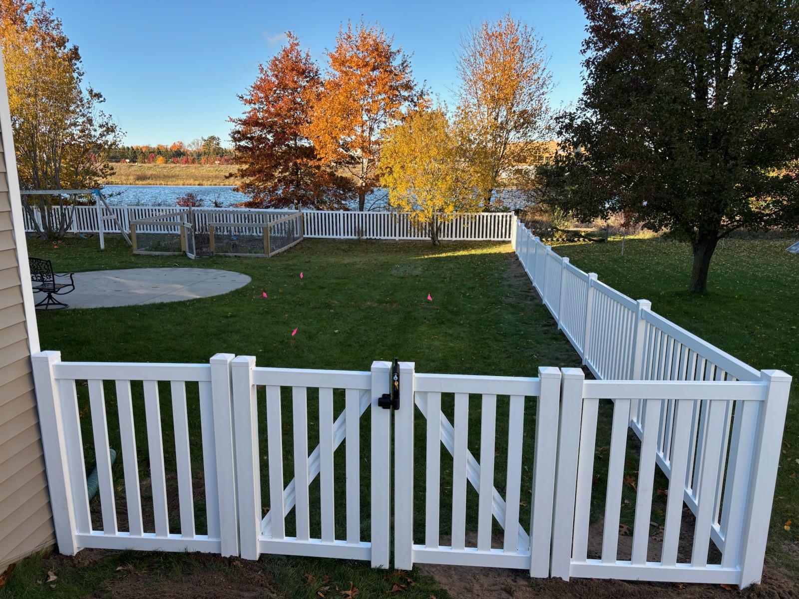vinyl closed picket fence installed by top rail fence