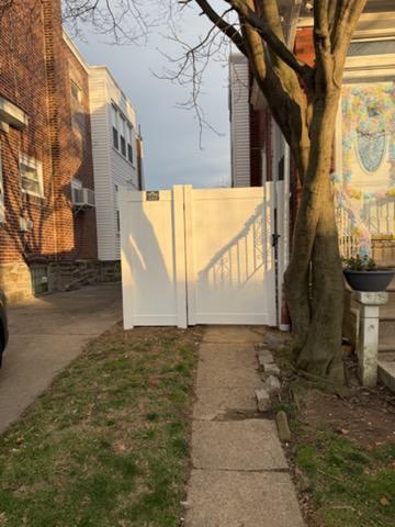 vinyl privacy fence installed by top rail fence