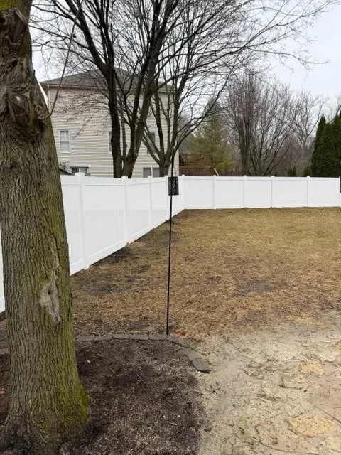 vinyl privacy fence installed by top rail fence