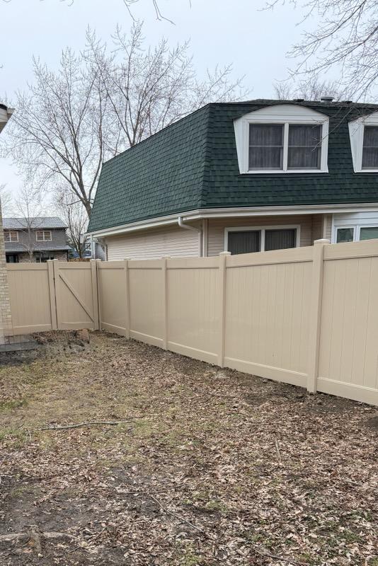 vinyl privacy fence installed by top rail fence