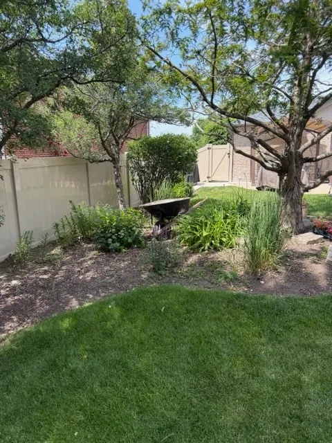 vinyl privacy fence installed by top rail fence