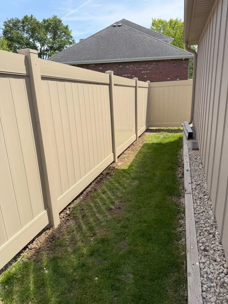 vinyl privacy fence installed by top rail fence