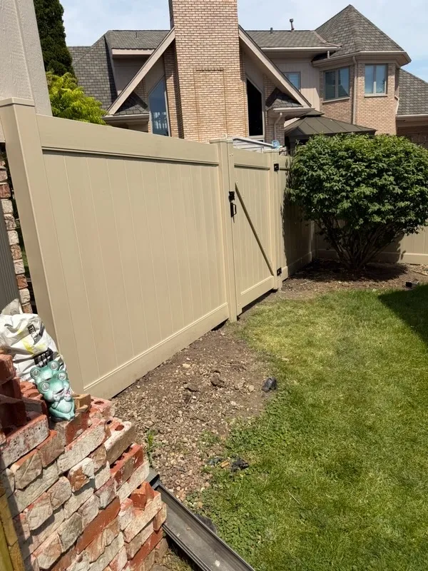 vinyl privacy fence installed by top rail fence