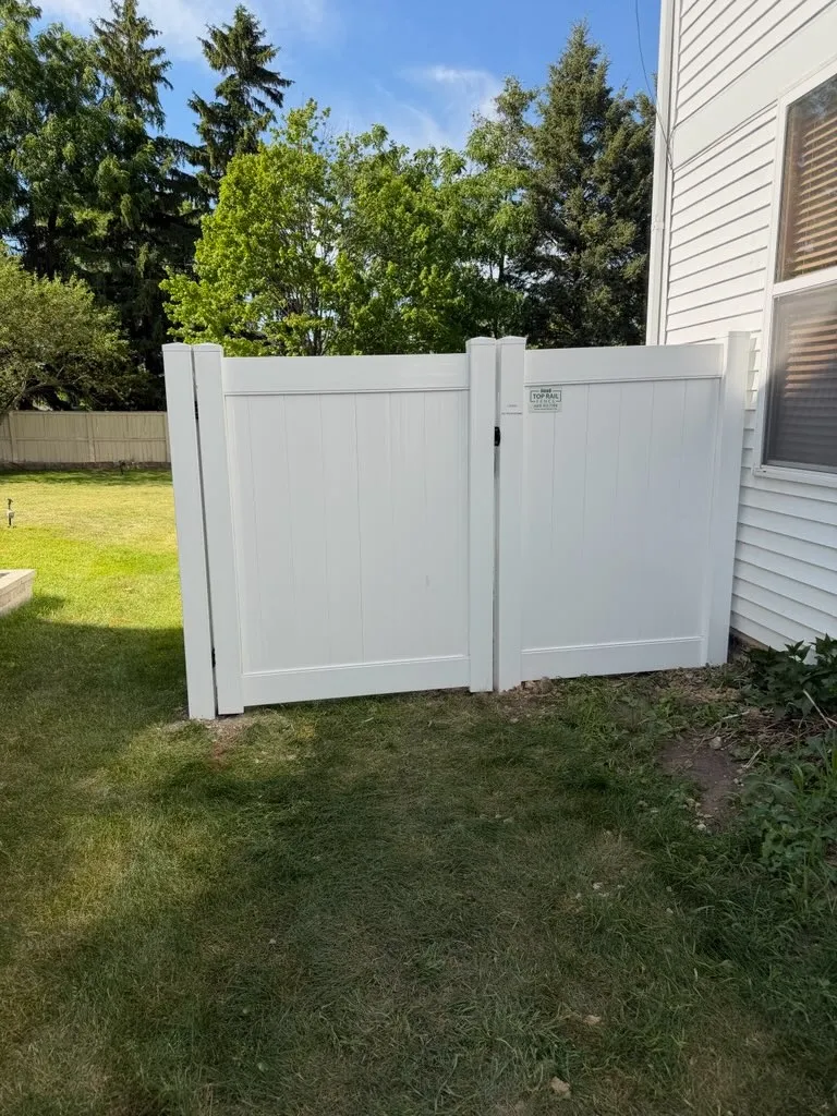 vinyl privacy fence installed by top rail fence