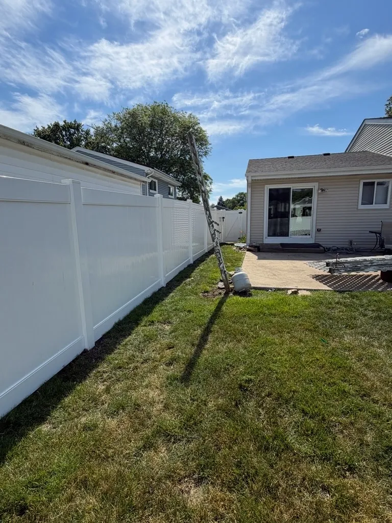 vinyl privacy fence installed by top rail fence
