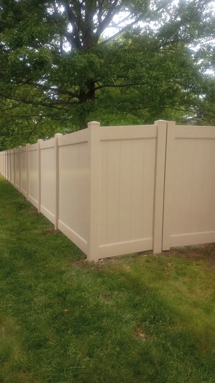 vinyl privacy fence installed by top rail fence