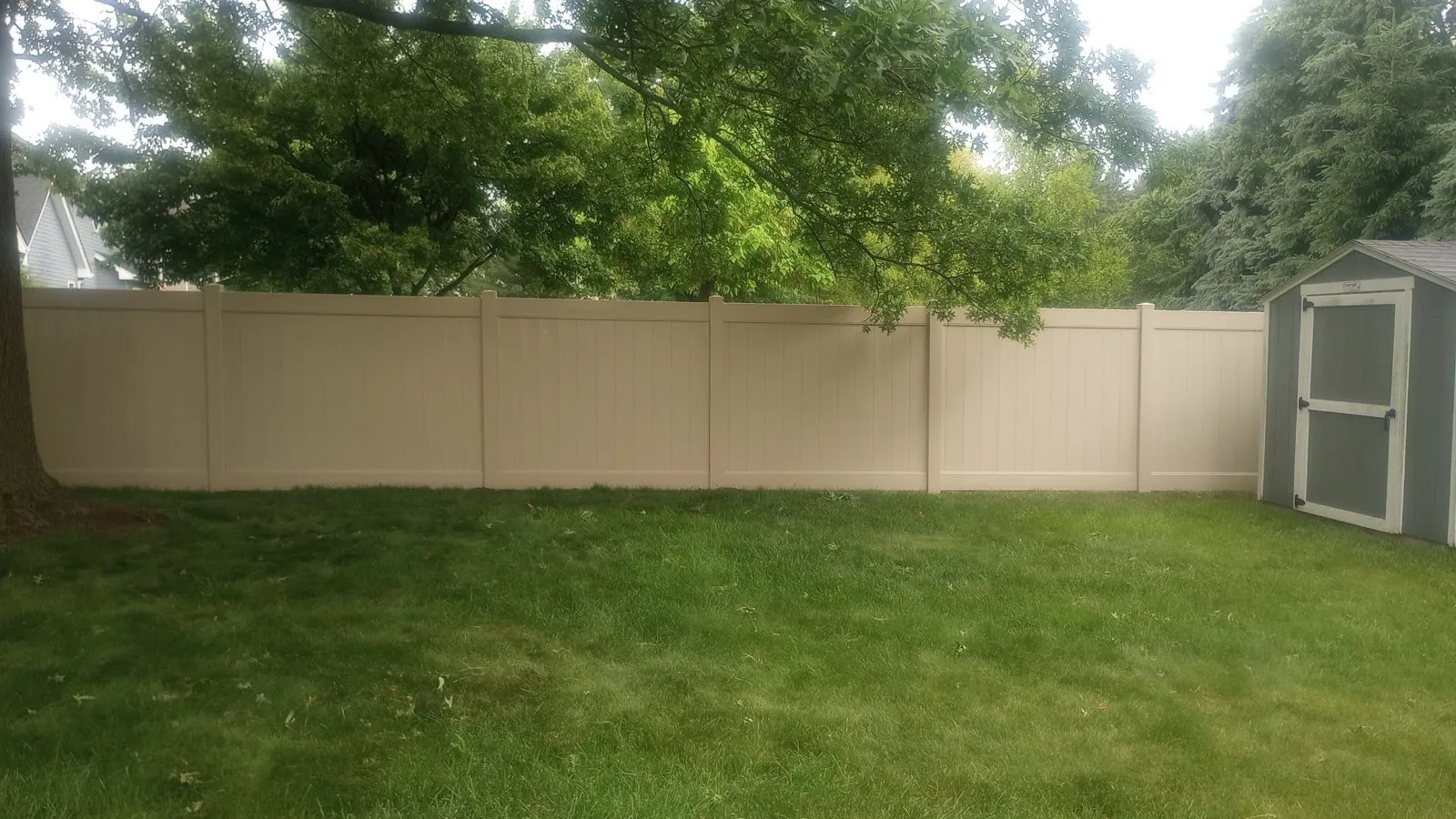 vinyl privacy fence installed by top rail fence