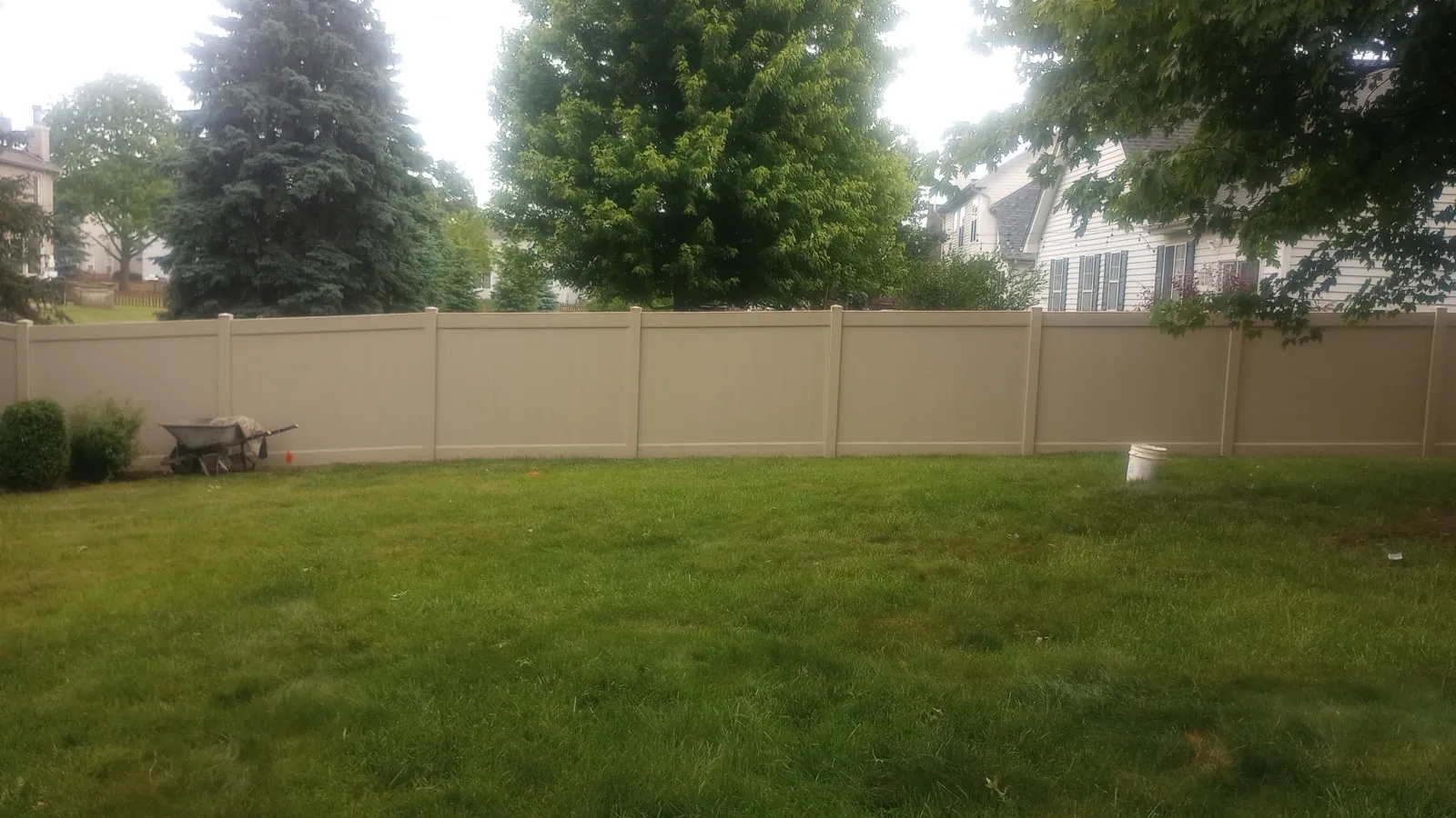 vinyl privacy fence installed by top rail fence