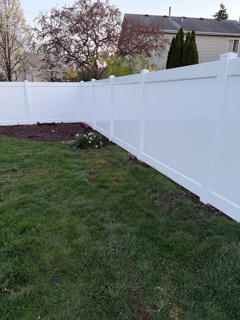 vinyl privacy fence installed by top rail fence