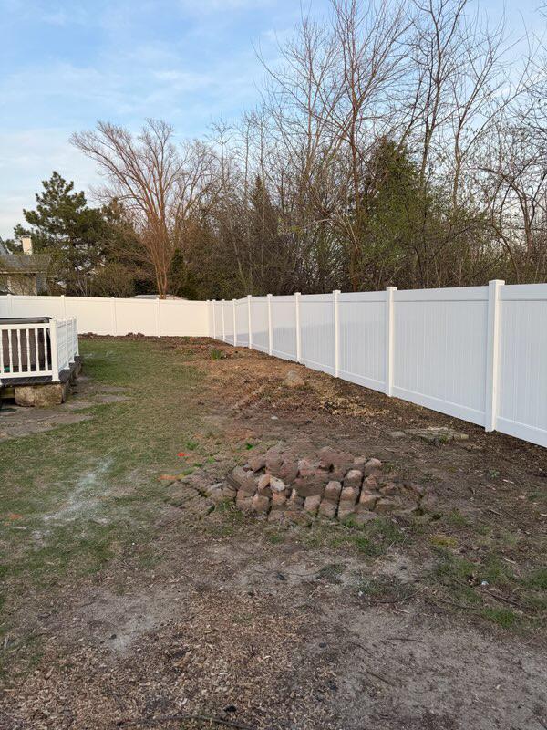 vinyl privacy fence installed by top rail fence