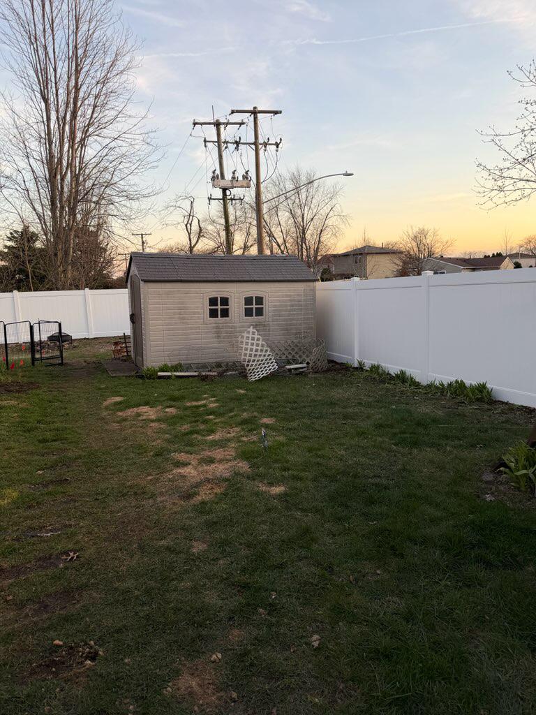 vinyl privacy fence installed by top rail fence