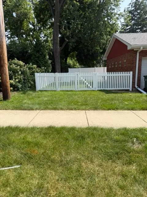 vinyl picket fence installed by top rail fence